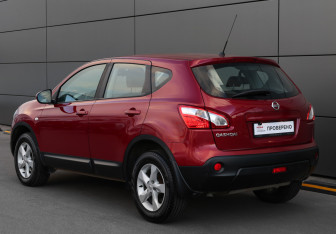Подержанный автомобиль Nissan Qashqai 2013 года (6 фото)