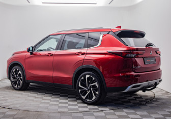 Подержанный автомобиль Mitsubishi Outlander 2022 года (3 фото)