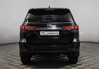 Подержанный автомобиль Toyota Fortuner 2017 года (6 фото)