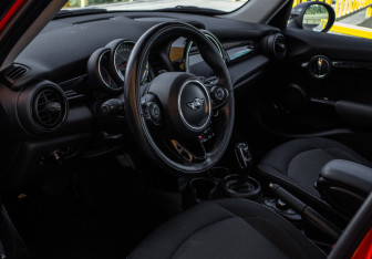 Подержанный автомобиль MINI Hatch 2018 года (12 фото)
