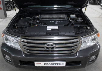 Подержанный автомобиль Toyota Land Cruiser Suv 2014 года (9 фото)