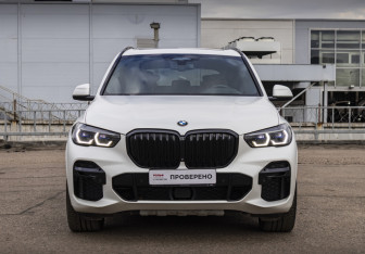Подержанный автомобиль BMW X5 2021 года (2 фото)