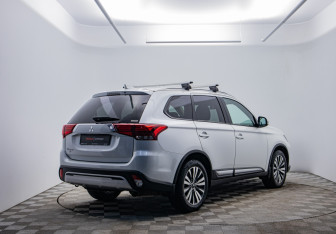 Подержанный автомобиль Mitsubishi Outlander 2021 года (5 фото)