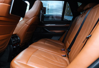Подержанный автомобиль BMW X5 M 2015 года (9 фото)