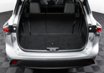 Подержанный автомобиль Toyota Highlander 2021 года (10 фото)