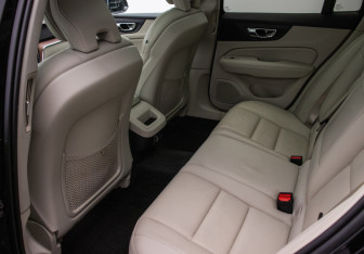 Подержанный автомобиль Volvo V60 2018 года (11 фото)