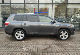 Подержанный автомобиль Toyota Highlander 2010 года (4 фото)