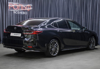 Подержанный автомобиль Toyota Camry Sedan 2025 года (5 фото)