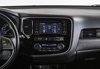 Подержанный автомобиль Mitsubishi Outlander 2017 года (16 фото)