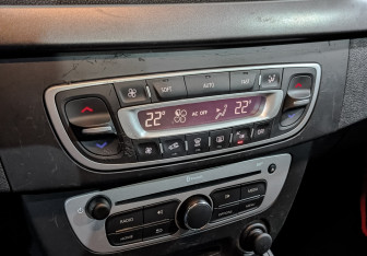 Подержанный автомобиль Renault Fluence 2014 года (21 фото)