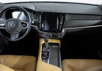 Подержанный автомобиль Volvo V90 Cross Country 2017 года (11 фото)