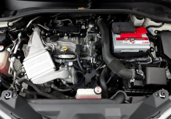 Подержанный автомобиль Toyota C-HR 2019 года (10 фото)