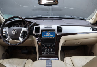 Подержанный автомобиль Cadillac Escalade Suv 2007 года (12 фото)