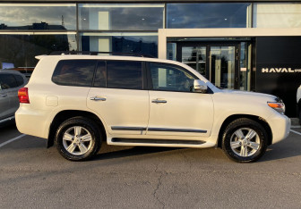 Подержанный автомобиль Toyota Land Cruiser Suv 2013 года (4 фото)