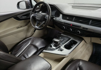 Подержанный автомобиль Audi Q7 2015 года (10 фото)