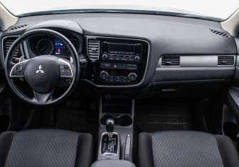Подержанный автомобиль Mitsubishi Outlander 2013 года (12 фото)