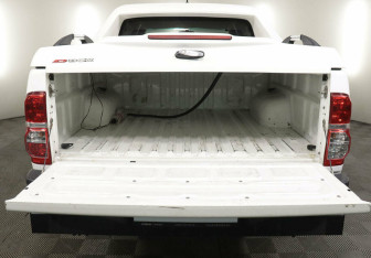 Подержанный автомобиль Toyota Hilux 2013 года (13 фото)