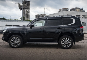 Подержанный автомобиль Toyota Land Cruiser Suv 2024 года (8 фото)