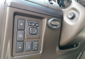 Подержанный автомобиль Toyota Land Cruiser Prado 2010 года (15 фото)