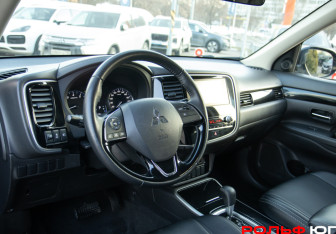 Подержанный автомобиль Mitsubishi Outlander 2020 года (10 фото)