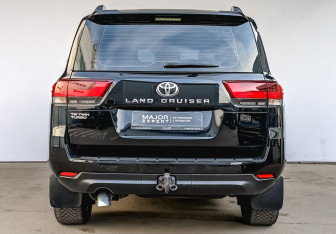 Подержанный автомобиль Toyota Land Cruiser Suv 2022 года (6 фото)