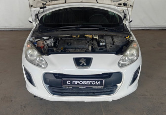 Подержанный автомобиль Peugeot 308 Hatchback 2011 года (16 фото)