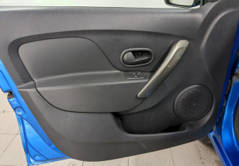 Подержанный автомобиль Renault Sandero 2015 года (11 фото)
