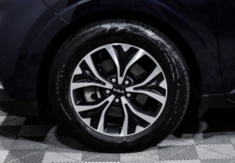 Подержанный автомобиль Kia Carnival 2023 года (15 фото)