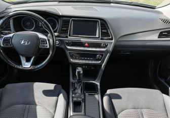 Подержанный автомобиль Hyundai Sonata 2018 года (12 фото)