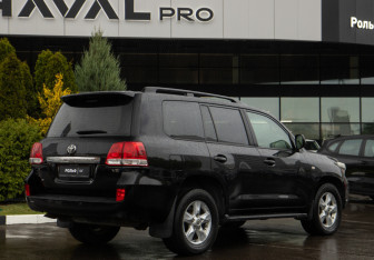 Подержанный автомобиль Toyota Land Cruiser Suv 2010 года (4 фото)