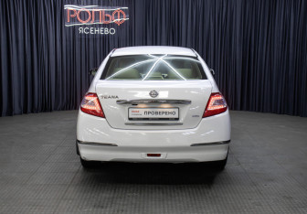 Подержанный автомобиль Nissan Teana 2012 года (6 фото)