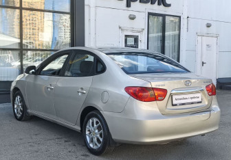Подержанный автомобиль Hyundai Elantra Sedan 2010 года (7 фото)