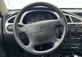 Подержанный автомобиль Chevrolet Lanos 2006 года (12 фото)