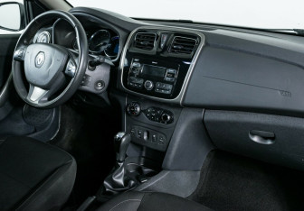 Подержанный автомобиль Renault Sandero 2017 года (5 фото)