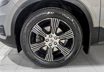 Подержанный автомобиль Volvo XC40 2019 года (18 фото)