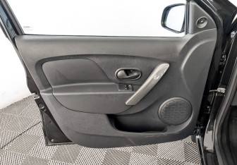 Подержанный автомобиль Renault Logan Sedan 2021 года (18 фото)