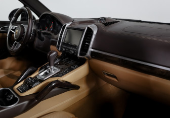 Подержанный автомобиль Porsche Cayenne 2015 года (9 фото)