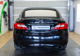 Подержанный автомобиль Infiniti Q70 2014 года (5 фото)