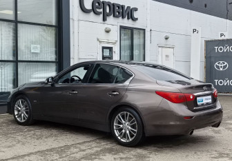Подержанный автомобиль Infiniti Q50 2015 года (7 фото)