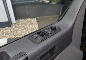 Подержанный автомобиль Volkswagen Caravelle 2009 года (16 фото)