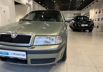 Подержанный автомобиль Skoda Octavia Liftback 2002 года (9 фото)