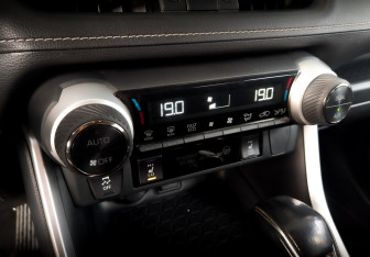 Подержанный автомобиль Toyota RAV4 2021 года (26 фото)