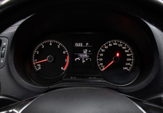 Подержанный автомобиль Volkswagen Polo Sedan 2015 года (13 фото)