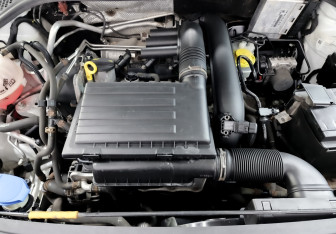 Подержанный автомобиль Skoda Rapid Liftback 2015 года (9 фото)