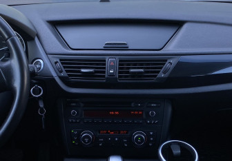 Подержанный автомобиль BMW X1 2011 года (13 фото)