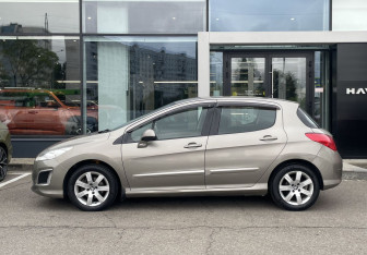 Подержанный автомобиль Peugeot 308 Hatchback 2013 года (8 фото)