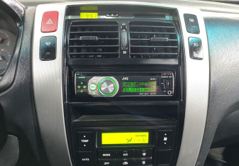 Подержанный автомобиль Hyundai Tucson 2006 года (14 фото)