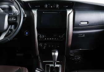 Подержанный автомобиль Toyota Fortuner 2017 года (15 фото)