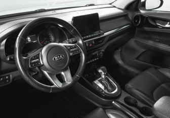 Подержанный автомобиль Kia Cerato Sedan 2019 года (11 фото)