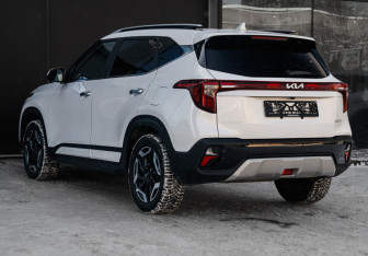 Подержанный автомобиль Kia Seltos 2023 года (7 фото)
